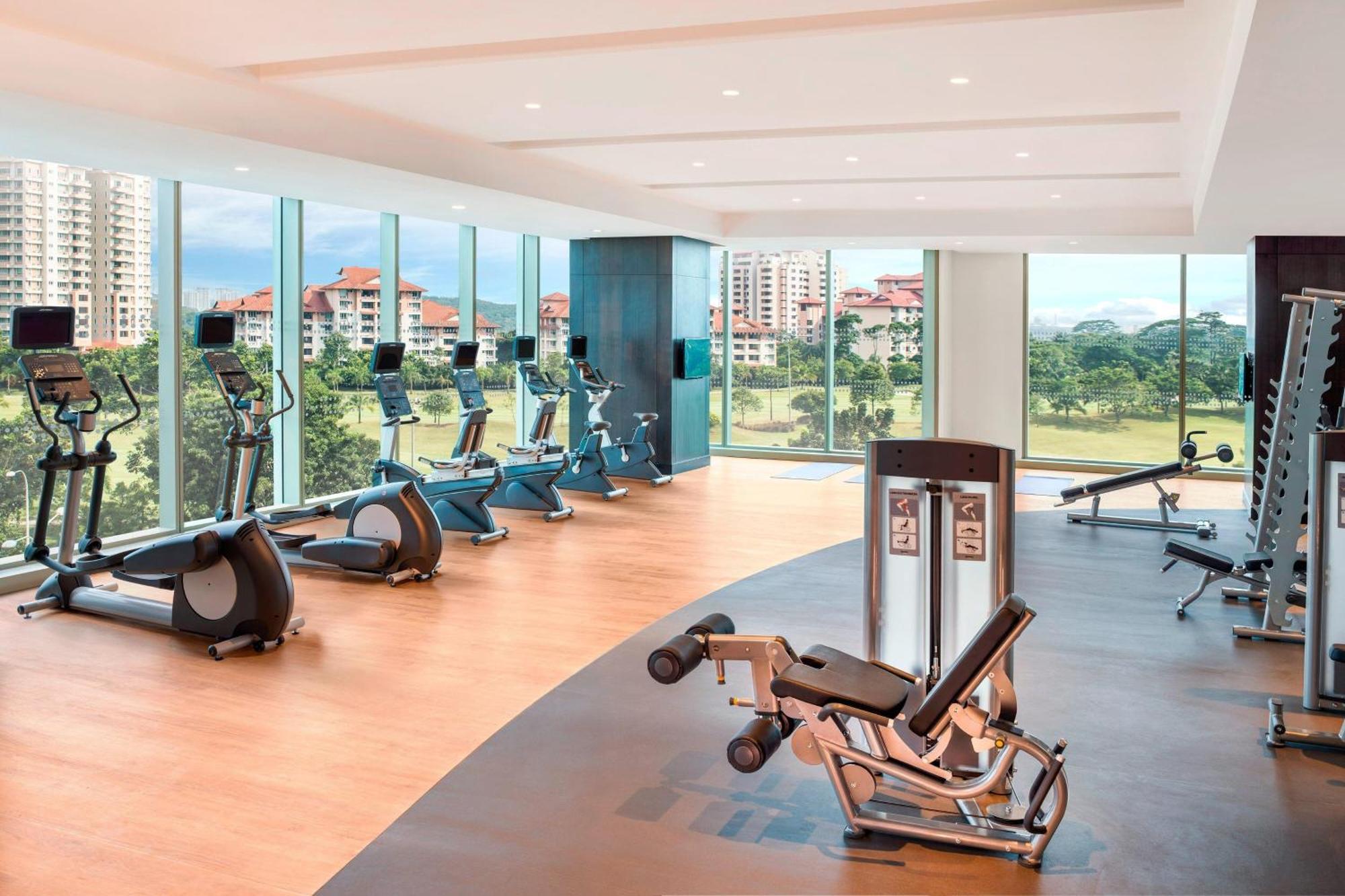 Le Meridien Putrajaya Ngoại thất bức ảnh A gym at a condominium in Singapore