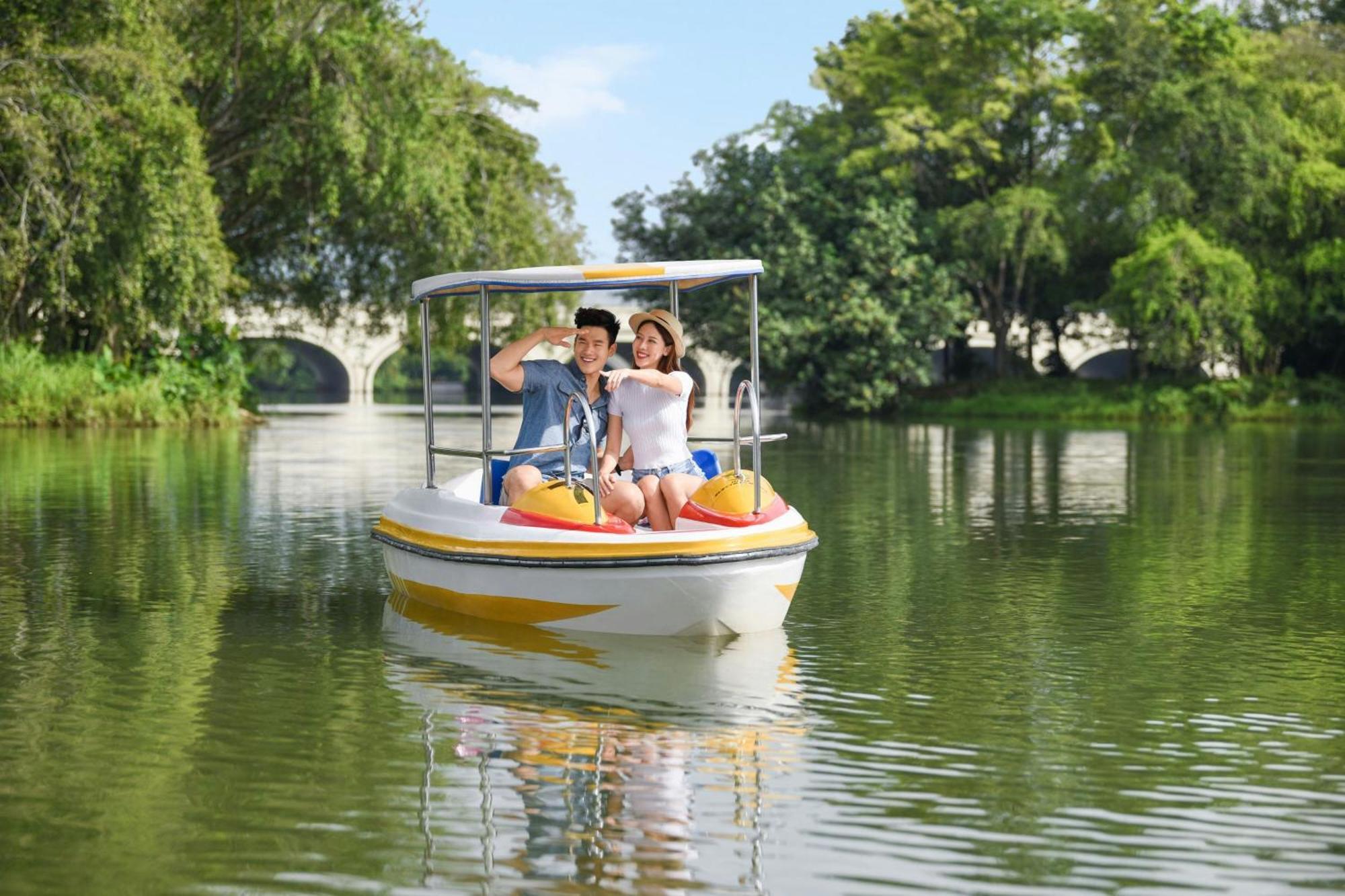 Le Meridien Putrajaya Ngoại thất bức ảnh Boating at the West Lake